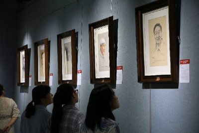 &ldquo;《共和國脊梁肖像展》走進(jìn)藝術(shù)瑞光&rdquo;活動(dòng)在鄭舉行