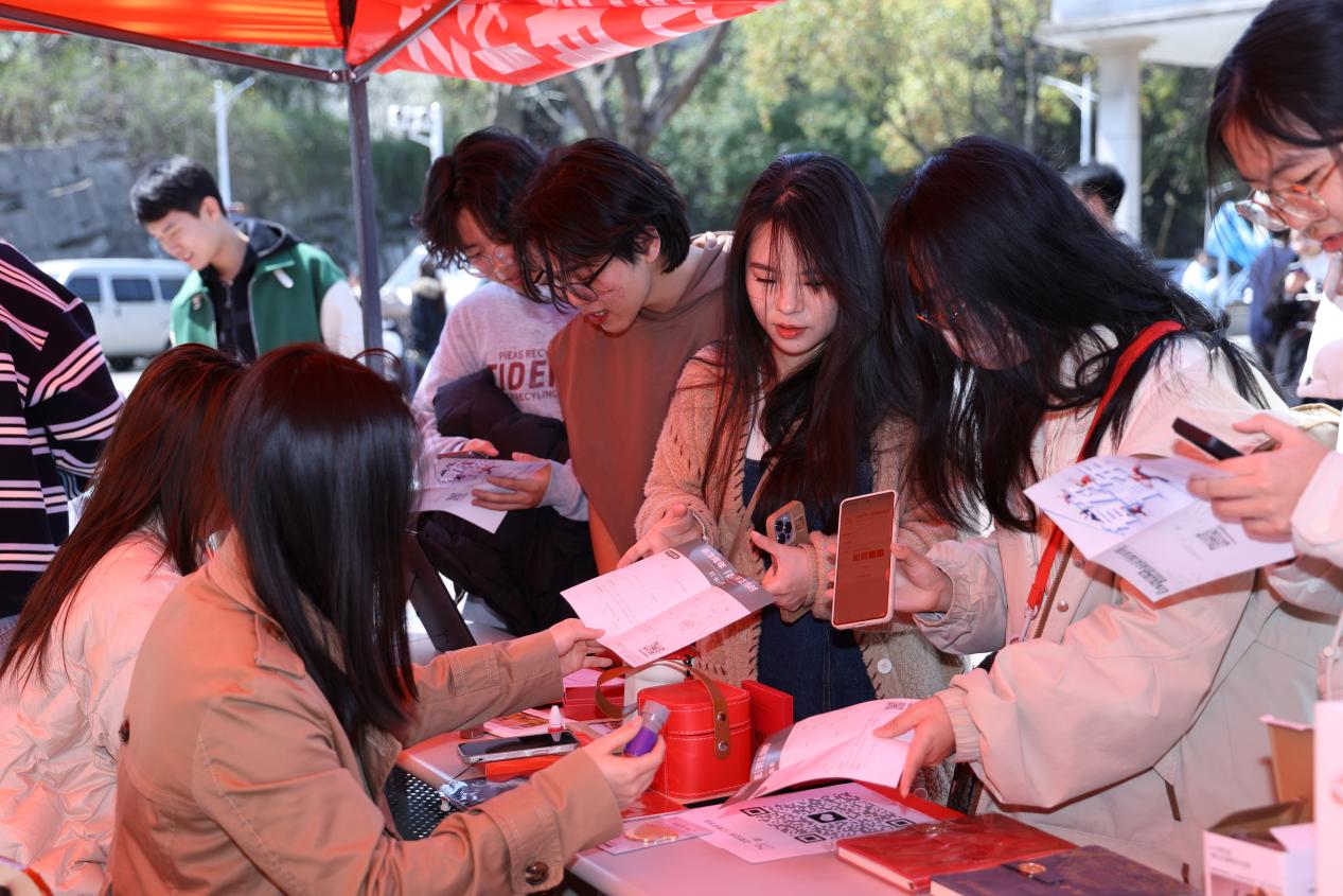 設(shè)計與藝術(shù)學(xué)院特色游園會暨周末文化廣場活動舉行 企業(yè)管理咨詢賦能藝術(shù)創(chuàng)新